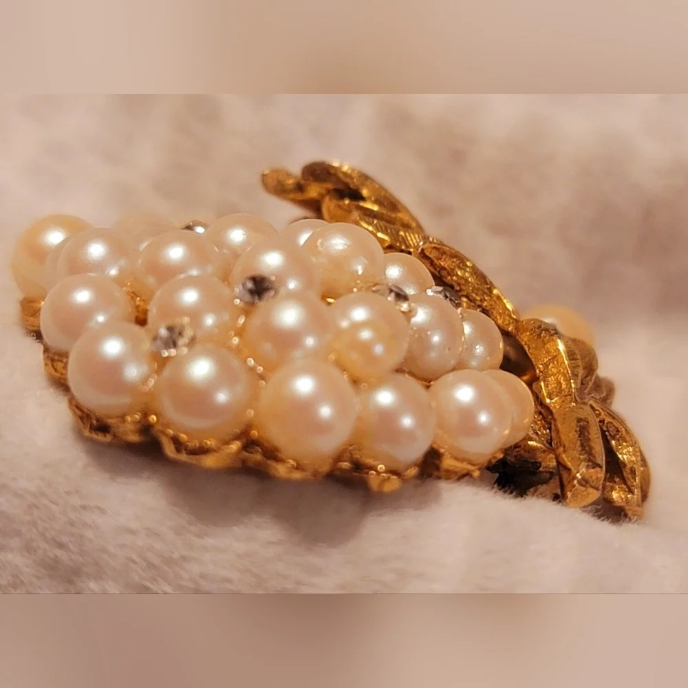VINTAGE UNSIGNED FAUX PEARL GRAPE CLUSTER GOLD JEWELRY PIN/BROOCH